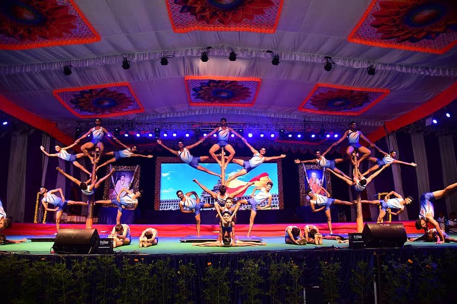 ಶ್ರದ್ಧಾಂಜಲಿ ಸಮಾರಂಭದಲ್ಲಿ ವಿದ್ಯಾರ್ಥಿಗಗಳು ಮಲ್ಲಕಂಬ ಪ್ರದರ್ಶನ ನೀಡಿದರು