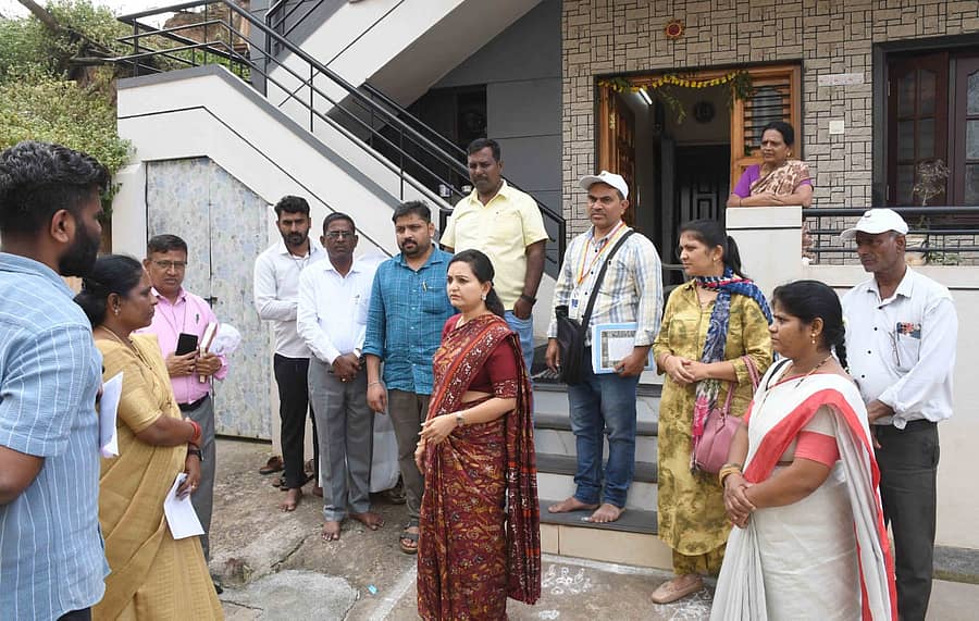 ಧಾರವಾಡದ ಪೆಂಡಾರಗಲ್ಲಿಯಲ್ಲಿ ಸೋಮವಾರ ಸಾಮಾಜಿಕ ಮತ್ತು ಶೈಕ್ಷಣಿಕ ಸಮೀಕ್ಷೆ ಕಾರ್ಯವನ್ನು ಜಿಲ್ಲಾಧಿಕಾರಿ ದಿವ್ಯಪ್ರಭು ಪರಿಶೀಲಿಸಿದರು