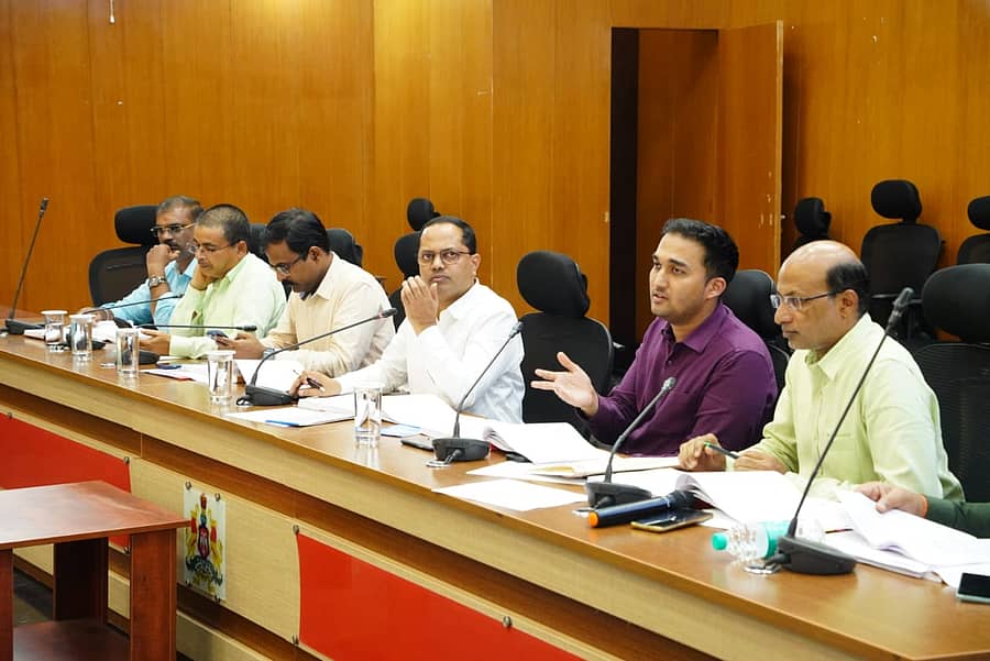 ಬಳ್ಳಾರಿಯ ಜಿಲ್ಲಾ ಪಂಚಾಯಿತಿ ಸಭಾಂಗಣದಲ್ಲಿ ಮಂಗಳವಾರ ನಡೆದ ಕೆಡಿಪಿ ಪೂರ್ವಭಾವಿ ಸಭೆಯಲ್ಲಿ ಜಿಲ್ಲಾಧಿಕಾರಿ ನಾಗೇಂದ್ರ ಪ್ರಸಾದ್‌ ಕೆ., ಜಿಲ್ಲಾ ಪಂಚಾಯಿತಿ ಸಿಇಒ ಮೊಹಮದ್‌ ಹ್ಯಾರಿಸ್‌ ಸುಮೇರ್‌ ಪಾಲ್ಗೊಂಡಿದ್ದರು