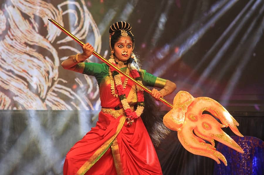 ಮಡಿಕೇರಿಯ ಗಾಂಧಿ ಮೈದಾನದಲ್ಲಿ ಮಂಗಳವಾರ ನಡೆದ ದಸರಾ ಸಾಂಸ್ಕೃತಿಕ ಕಾರ್ಯಕ್ರಮಗಳಲ್ಲಿ ಕುಶಾಲನಗರ ನೃತ್ಯ ಲಹರಿ ತಂಡದವರು ಮಹಿಷಮರ್ಧನಿ ನೃತ್ಯರೂಪಕವನ್ನು ಪ್ರಸ್ತುತಪಡಿಸಿದರು