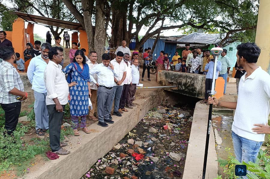 <div class="paragraphs"><p>ಕೂಡ್ಲಿಗಿ ಪಟ್ಟಣದ ಉಡುಸಲಮ್ಮನ ಕಟ್ಟೆಯನ್ನು ತಹಶೀಲ್ದಾರ್ ವಿ.ಕೆ. ನೇತ್ರಾವತಿ ನೇತೃತ್ವದಲ್ಲಿ ಅಧಿಕಾರಿಗಳು ಮಂಗಳವಾರ ಪರಿಶೀಲನೆ ನಡೆಸಿದರು</p></div>