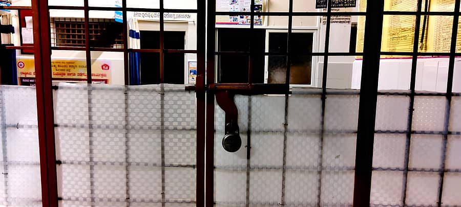 ಬಂಗಾರಪೇಟೆ ತಾಲ್ಲೂಕಿನ ಬೂದಿಕೋಟೆ ಗ್ರಾಮದ ಪ್ರಾಥಮಿಕ ಆರೋಗ್ಯ ಕೇಂದ್ರಕ್ಕೆ ಸೋಮವಾರ ರಾತ್ರಿ ಸಿಬ್ಬಂದಿ ಇಲ್ಲದೆ ಬೀಗ ಹಾಕಿರುವುದು