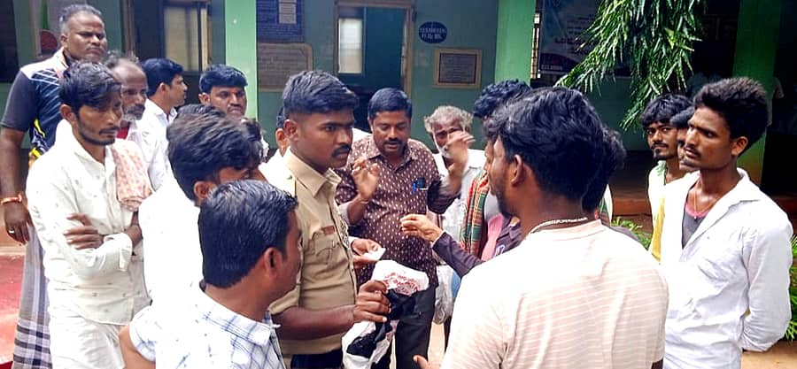 ಕುಷ್ಟಗಿ ಎಪಿಎಂಸಿಯಲ್ಲಿ ಹತ್ತಿ ಬೆಳೆಗಾರರು ವರ್ತಕರ ವಿರುದ್ಧ ಆಕ್ರೋಶ ವ್ಯಕ್ತಡಿಸಿದರು