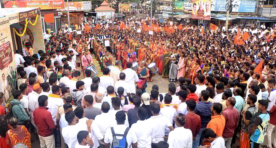 ಬಾಗಲಕೋಟೆಯಲ್ಲಿ ಎಬಿವಿಪಿ ವತಿಯಿಂದ ಮಂಗಳವಾರ ಹಮ್ಮಿಕೊಂಡಿದ್ದ ರಾಣಿ ಚೆನ್ನಮ್ಮ, ರಾಣಿ ಅಬ್ಬಕ್ಕನ ರಥಯಾತ್ರೆ ದೃಶ್ಯ