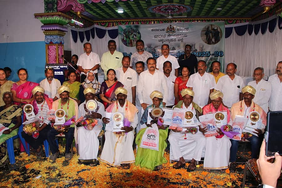 ಗೌರಿಬಿದನೂರಿನಲ್ಲಿ ನಡೆದ ಪೌರಕಾರ್ಮಿಕ ದಿನಾಚರಣೆಯಲ್ಲಿ ಪೌರ ಕಾರ್ಮಿಕರನ್ನು ಗೌರವಿಸಲಾಯಿತು