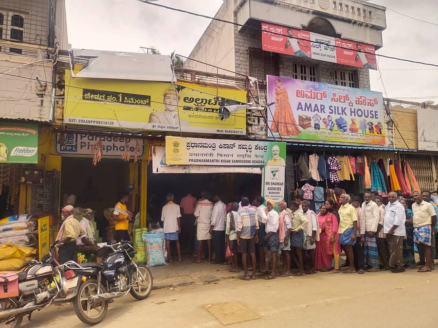 ಮಧುಗಿರಿ ಗೊಬ್ಬರ ಅಂಗಡಿ ಮುಂಭಾಗ ಯೂರಿಯಾ ಖರೀದಿಗೆ ರೈತರ ಸಾಲು