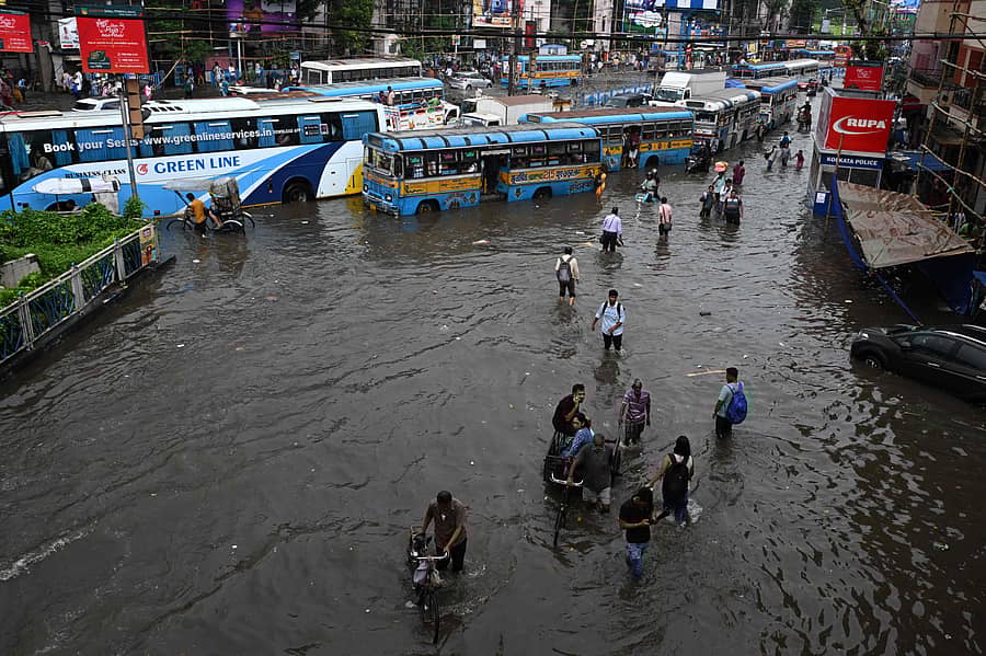 <div class="paragraphs"><p>ರಾತ್ರಿ ಇಡೀ ಸುರಿದ ಭಾರಿ ಮಳೆಗೆ ಕೋಲ್ಕತ್ತದ ರಸ್ತೆಗಳಲ್ಲಿ ನೀರು ನಿಂತಿದೆ</p></div>
