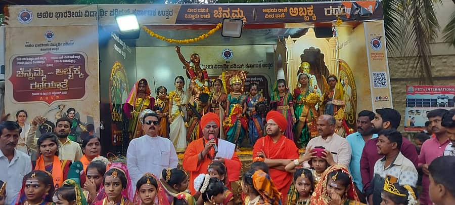 ವೀರವನಿತೆ ಕಿತ್ತೂರ ರಾಣಿ ಚೆನ್ನಮ್ಮಳ 200 ನೇಯ ಹಾಗೂ ರಾಣಿ ಅಬ್ಬಕ್ಕರ 500 ನೇ ಜಯಂತೋತ್ಸವದ ರಥಯಾತ್ರೆಗೆ ಮುರುಘಾಮಠದ ಕಾಶೀನಾಥ ಶ್ರೀಗಳು ಚಾಲನೆ ನೀಡಿ ಮಾತನಾಡಿದರು