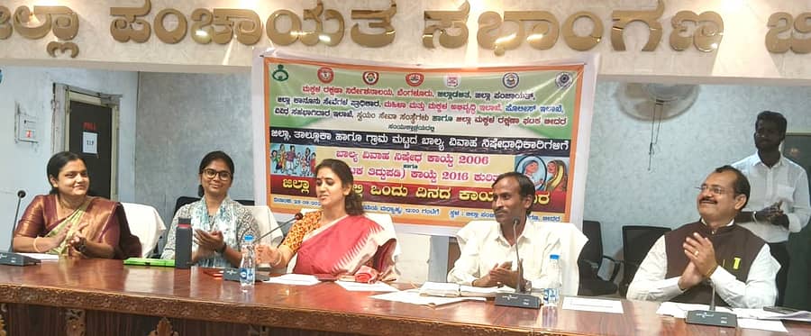 ಬಾಲ್ಯ ವಿವಾಹ ನಿಷೇಧಕ್ಕೆ ಸಂಬಂಧಿಸಿದ ಜಿಲ್ಲಾಮಟ್ಟದ ಸಭೆಯಲ್ಲಿ ಜಿಲ್ಲಾಧಿಕಾರಿ ಶಿಲ್ಪಾ ಶರ್ಮಾ ಮಾತನಾಡಿದರು