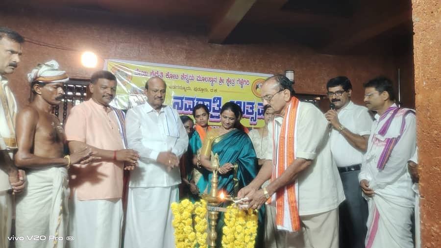 ನವರಾತ್ರಿ ಮಹೋತ್ಸವಕ್ಕೆ ಪುತ್ತೂರು ಬಿಲ್ಲವ ಸಂಘದ ಮಾಜಿ ಅಧ್ಯಕ್ಷ ವರದರಾಜ ಉಪ್ಪಿನಂಗಡಿ ಚಾಲನೆ ನೀಡಿದರು. ಗೆಜ್ಜೆಗಿರಿ ಕ್ಷೇತ್ರಾಡಳಿತ ಸಮಿತಿಯ ಅಧ್ಯಕ್ಷ ರವಿ ಪೂಜಾರಿ ಚಿಲಿಂಬಿ, ಗೌರವಾಧ್ಯಕ್ಷ ಪೀತಾಂಬರ ಹೆರಾಜೆ, ಜಯಂತ ನಡುಬೈಲು ಹಾಜರಿದ್ದರು