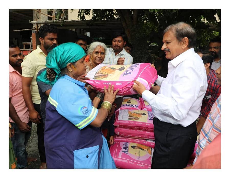 ಮಾಗಡಿಯಲ್ಲಿ ಪೌರ ಕಾರ್ಮಿಕರ ದಿನದ ಅಂಗವಾಗಿ ಸಂಸದ ಡಾ. ಸಿ.ಎನ್. ಮಂಜುನಾಥ್ ಅವರು ಮಂಗಳವಾರ ಪೌರ ಕಾರ್ಮಿಕರಿಗೆ ಕೃತಜ್ಞತೆಯ ಸಂಕೇತವಾಗಿ ಅಕ್ಕಿ ಚೀಲಗಳನ್ನು ವಿತರಿಸಿದರು. ಪತ್ನಿ ಅನಸೂಯ ಮಂಜುನಾಥ್ ಇದ್ದಾರೆ