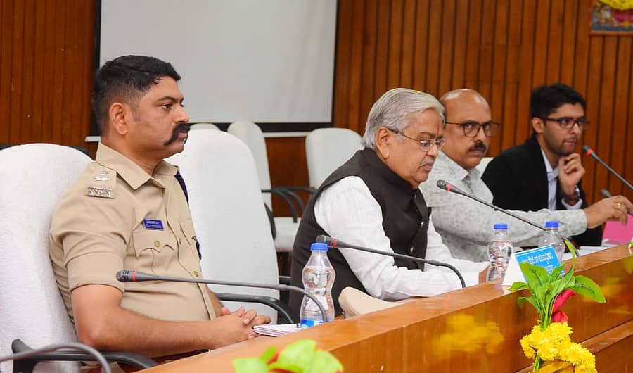 ಚಿತ್ರದುರ್ಗದ ಜಿಲ್ಲಾ ಪಂಚಾಯಿತಿ ಸಭಾಂಗಣದಲ್ಲಿ ಸೋಮವಾರ ನಡೆದ ದಿಶಾ ಸಭೆಯಲ್ಲಿ ಸಂಸದ ಗೋವಿಂದ ಕಾರಜೋಳ ಮಾತನಾಡಿದರು