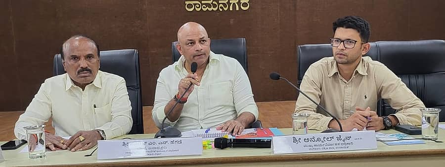 ರಾಮನಗರದ ಜಿಲ್ಲಾ ಪಂಚಾಯಿತಿ ಮಿನಿ ಸಭಾಂಗಣದಲ್ಲಿ ಮಂಗಳವಾರ ನಡೆದ ಪೂರ್ವಸಿದ್ದತಾ ಸಭೆಯಲ್ಲಿ ರಾಜ್ಯ ಗ್ಯಾರಂಟಿ ಯೋಜನೆಗಳ ಅನುಷ್ಠಾನ ಪ್ರಾಧಿಕಾರದ ಉಪಾಧ್ಯಕ್ಷ ಸೂರಜ್ ಎಂ.ಎನ್. ಹೆಗಡೆ ಮಾತನಾಡಿದರು. ಜಿಲ್ಲಾ ಸಮಿತಿ ಅಧ್ಯಕ್ಷ ಕೆ. ರಾಜು ಹಾಗೂ ಜಿ.ಪಂ. ಸಿಇಒ ಅನ್ಮೋಲ್ ಜೈನ್ ಇದ್ದಾರೆ