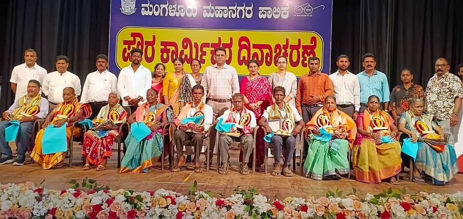 ಪೌರ ಕಾರ್ಮಿಕರ ದಿನಾಚರಣೆ ಅಂಗವಾಗಿ ಹಿರಿಯ ಪೌರ ಕಾರ್ಮಿಕರನ್ನು ಸನ್ಮಾನಿಸಲಾಯಿತು