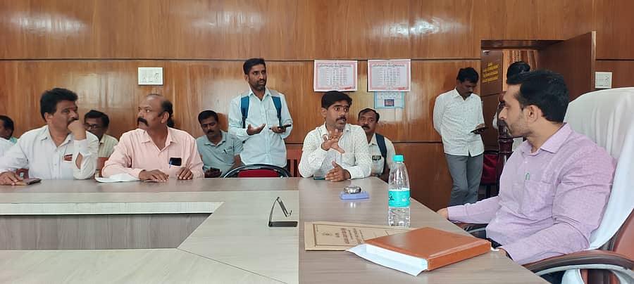 ಜಗಳೂರು ತಾಲ್ಲೂಕಿನಲ್ಲಿ ಸಮೀಕ್ಷಾ ಕಾರ್ಯಕ್ಕೆ ಶಿಕ್ಷಕರನ್ನು ಅವೈಜ್ಞಾನಿಕವಾಗಿ ನಿಯೋಜನೆ ಮಾಡಲಾಗಿದೆ ಎಂದು ಶಿಕ್ಷಕರು ತಹಶೀಲ್ದಾರ್ ಹಾಗೂ ಬಿಇಒಗೆ ಮಂಗಳವಾರ ದೂರು ಸಲ್ಲಿಸಿದರು