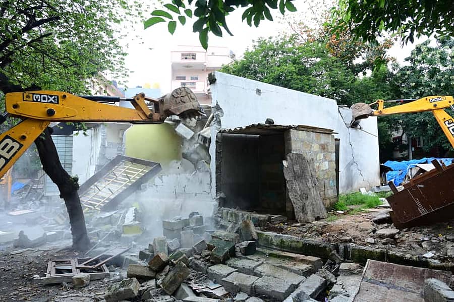 ಜೆಸಿಬಿ ಬಳಸಿ ಅಕ್ರಮ ಶೆಡ್‌ಗಳನ್ನು ನೆಲಸಮಗೊಳಿಸಲಾಯಿತು. 