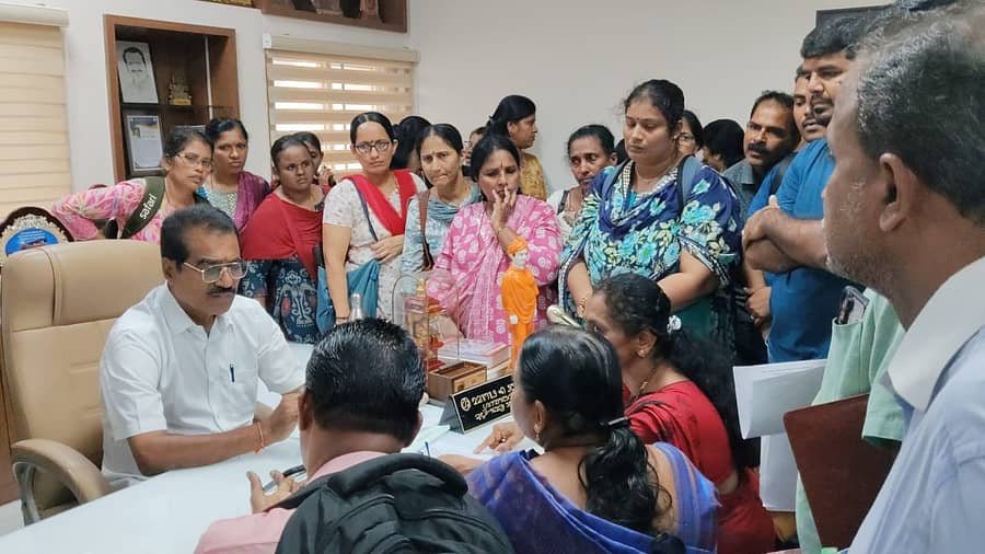 ಜಾತಿವಾರು ಸಮೀಕ್ಷೆ ಸಮಸ್ಯೆ ಪರಿಹರಿಸುವಂತೆ ಸಮೀಕ್ಷಾದಾರರು ಮಂಗಳವಾರ ಶಾಸಕ ಉಮಾನಾಥ ಕೋಟ್ಯಾನ್ ಅವರಿಗೆ ಮನವಿ ಸಲ್ಲಿಸಿದರು