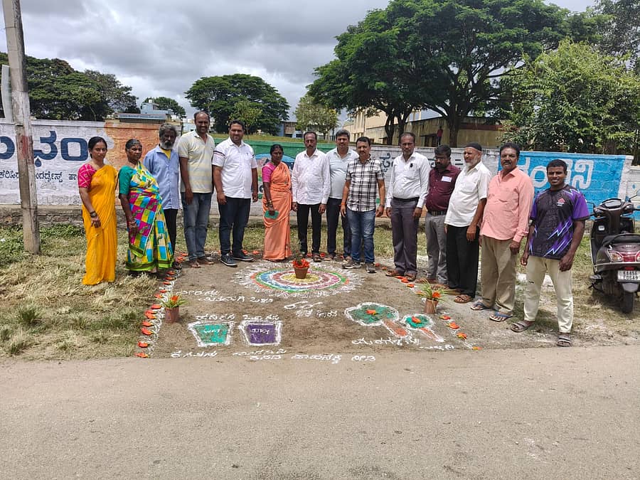 ಪಿರಿಯಾಪಟ್ಟಣದ ಪುರಸಭೆಯಿಂದ ಸಾರ್ವಜನಿಕರು ಕಸ ಸುರಿಯುತ್ತಿರುವ ಜಾಗದಲ್ಲಿ ರಂಗೋಲಿ ಬಿಡಿಸುವ ಮೂಲಕ ಅರಿವು ಮೂಡಿಸಲಾಯಿತು