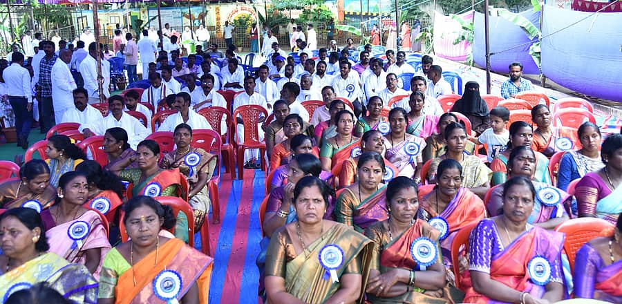 ಹೊಸಪೇಟೆಯ ನಗರಸಭೆ ಆವರಣದಲ್ಲಿ ಮಂಗಳವಾರ ನಡೆದ ಕಾರ್ಯಕ್ರಮದಲ್ಲಿ ಪೌರಕಾರ್ಮಿಕರು ಮತ್ತು ಸಾರ್ವಜನಿಕರು  ಪಾಲ್ಗೊಂಡಿದ್ದರು