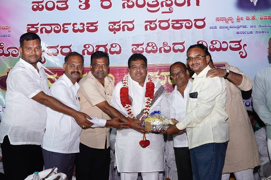 ಬಬಲೇಶ್ವರ ತಾಲ್ಲೂಕಿನ ದೇವರ ಗೆಣ್ಣೂರಿನಲ್ಲಿ ಕೃಷ್ಣ ಮೇಲ್ದಂಡೆ ಯೋಜನಾ ಸಂತ್ರಸ್ತರು ಸಚಿವ ಎಂ. ಬಿ. ಪಾಟೀಲ ಅವರನ್ನು ಅಭಿನಂದಿಸಿದರು 