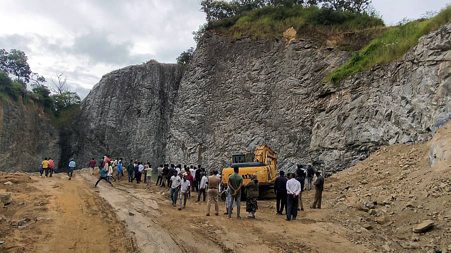 ಸೋಮವಾರಪೇಟೆ ತಾಲ್ಲೂಕಿನ ಹೊಸಳ್ಳಿ ಗ್ರಾಮದಲ್ಲಿ ನಡೆಯುತ್ತಿರುವ ಕಲ್ಲುಗಣಿಗಾರಿ ಸ್ಥಳವನ್ನು ಅಧಿಕಾರಿಗಳು ಪರಿಶೀಲಿಸಿದರು.