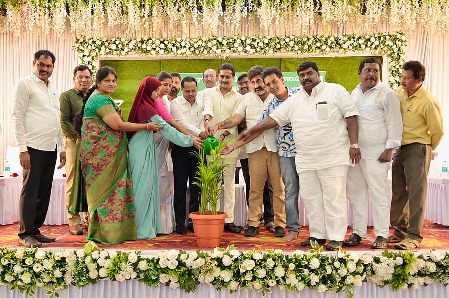 ಬಳ್ಳಾರಿಯ ವಾಲ್ಮೀಕಿ ಭವನದಲ್ಲಿ ಮಂಗಳವಾರ ಏರ್ಪಡಿಸಿದ್ದ ಪೌರಕಾರ್ಮಿಕರ ದಿನಾಚರಣೆಯನ್ನು ಗಣ್ಯರು ಉದ್ಘಾಟಿಸಿದರು