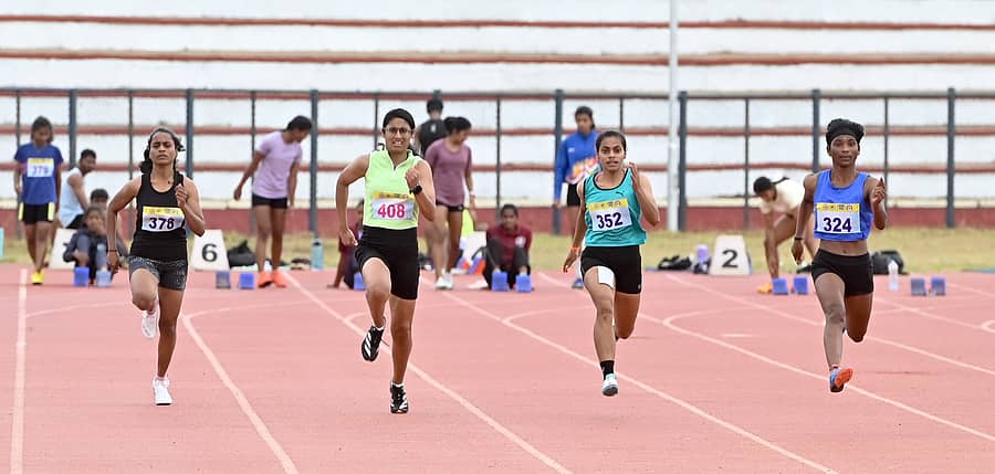 ಮಹಿಳೆಯರ 100 ಮೀ. ಓಟದಲ್ಲಿ ಗುರಿಯತ್ತ ಮುನ್ನುಗ್ಗಿದ ಸ್ಪರ್ಧಿಗಳು – ಪ್ರಜಾವಾಣಿ ಚಿತ್ರ: ಅನೂಪ್‌ ರಾಘ.ಟಿ.