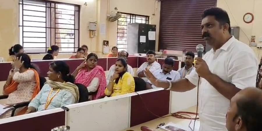 ಕಾರ್ಕಳ ಪುರಸಭೆಯ ಸಭಾಂಗಣದಲ್ಲಿ ನಡೆದ ಪುರಸಭಾ ಸಾಮಾನ್ಯ ಸಭೆಯಲ್ಲಿ ಸದಸ್ಯರು ವಿವಿಧ ವಿಷಯಗಳ ಮೇಲೆ ಚರ್ಚೆಯಲ್ಲಿ ಭಾಗವಹಿಸಿದರು.