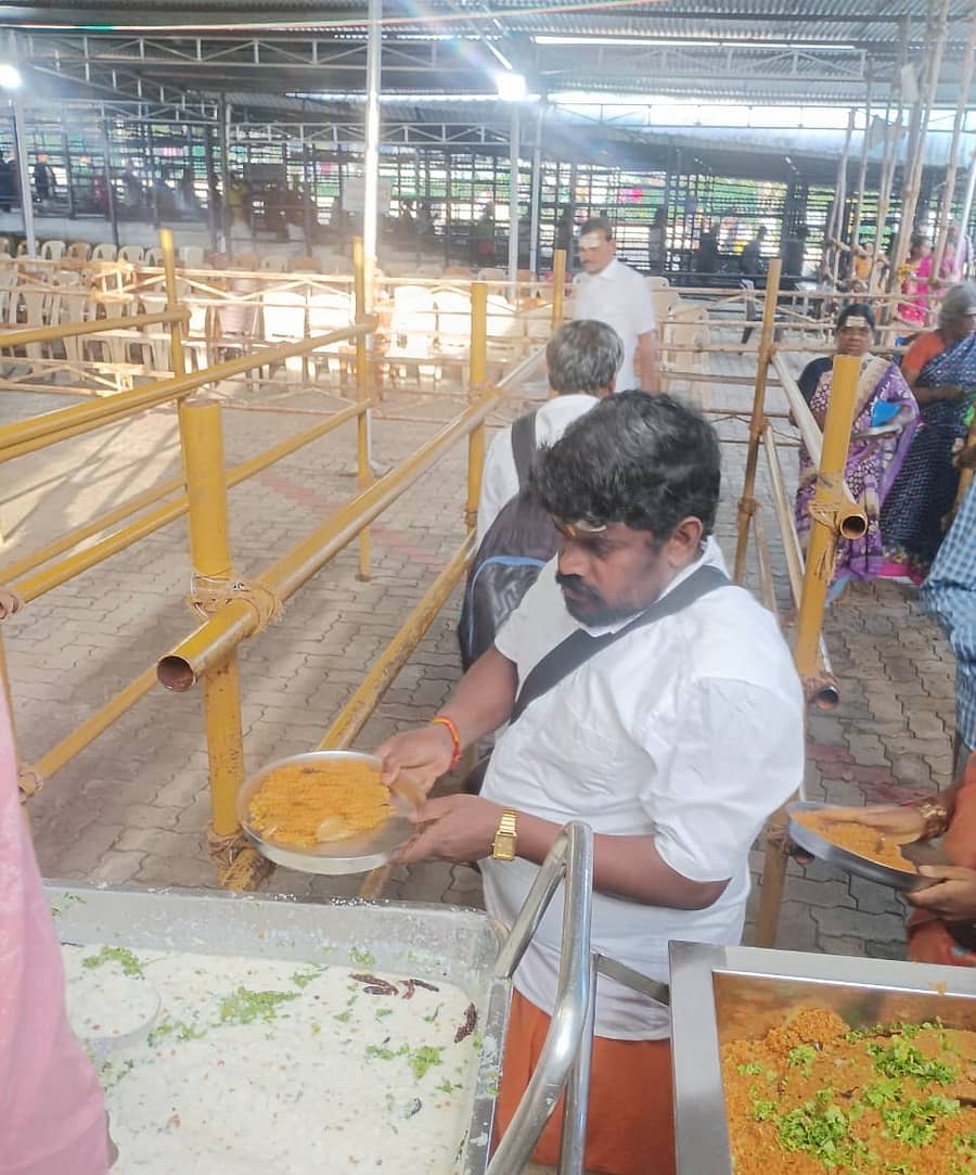 ಹನೂರು ತಾಲ್ಲೂಕಿನ ಮಹದೇಶ್ವರ ಬೆಟ್ಟದಲ್ಲಿ ಮಧುಮೇಹಿ ಭಕ್ತರಿಗೆ ಸಿರಿಧಾನ್ಯಗಳ ಪ್ರಸಾದ ವಿತರಿಸುತ್ತಿರುವುದು