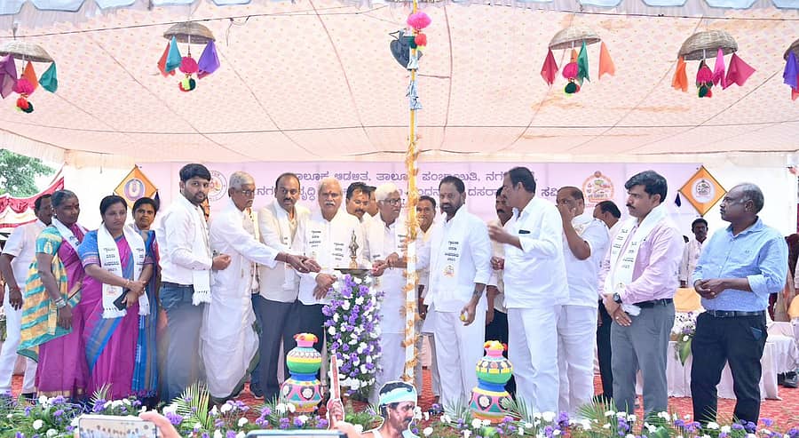 ಸಿಂಧನೂರಿನ ಅಂಬಾಮಠದಲ್ಲಿ ಮಂಗಳವಾರ ಗ್ರಾಮೀಣ ದಸರಾ, ಅಂಬಾದೇವಿ ನವರಾತ್ರಿ ದಸರಾ ಉತ್ಸವ, ಕ್ರೀಡೆ ಹಾಗೂ ಸಾಂಸ್ಕೃತಿಕ ಕಾರ್ಯಕ್ರಮಗಳಿಗೆ ಸಚಿವ ಶರಣಬಸಪ್ಪ ದರ್ಶನಾಪುರ ಚಾಲನೆ ನೀಡಿದರು