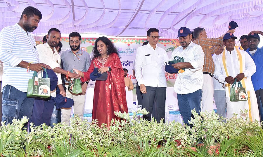 ತುಮಕೂರಿನಲ್ಲಿ ಮಂಗಳವಾರ ನಡೆದ ಪೌರ ಕಾರ್ಮಿಕರ ದಿನಾಚರಣೆ ಕಾರ್ಯಕ್ರಮದಲ್ಲಿ ಕಾರ್ಮಿಕರಿಗೆ ಕಿಟ್ ವಿತರಿಸಲಾಯಿತು. ಶಾಸಕ ಜಿ.ಬಿ.ಜ್ಯೋತಿಗಣೇಶ್, ಮಹಾನಗರ ಪಾಲಿಕೆ ಆಯುಕ್ತರಾದ ಬಿ.ವಿ.ಅಶ್ವಿಜ ಇತರರು ಉಪಸ್ಥಿತರಿದ್ದರು