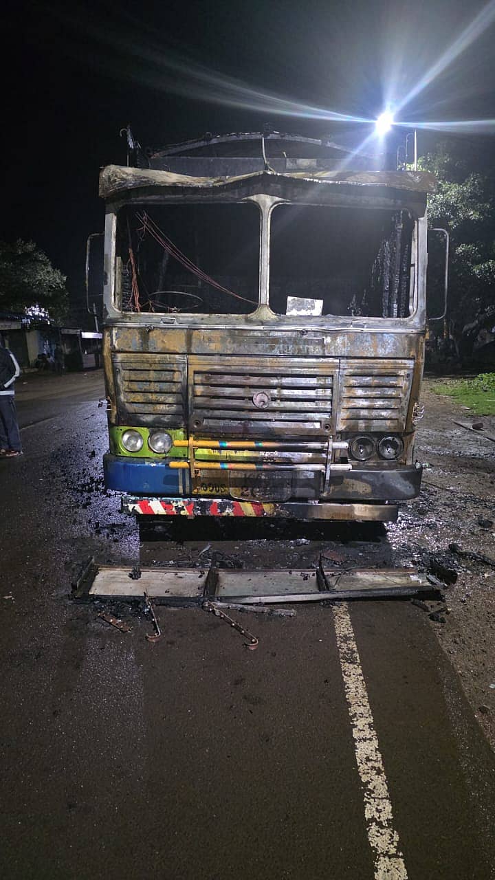 ಐನಾಪುರ ಪಟ್ಟಣದಲ್ಲಿ ಬೆಂಕಿ ಹಚ್ಚಿದ್ದರಿಂದ ಸುಟ್ಟು ಕರಕಲಾಗಿರುವ ಲಾರಿ