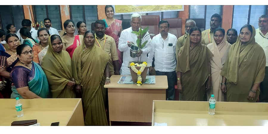 ರಬಕವಿ– ಬನಹಟ್ಟಿ ನಗರಸಭೆಯ ಕಾರ್ಯಾಲಯದಲ್ಲಿ ನಡೆದ ಪೌರ ಕಾರ್ಮಿಕರ ದಿನಾಚರಣೆಯನ್ನು ಶಾಸಕ ಸಿದ್ದು ಸವದಿ ಉದ್ಘಾಟಿಸಿದರು