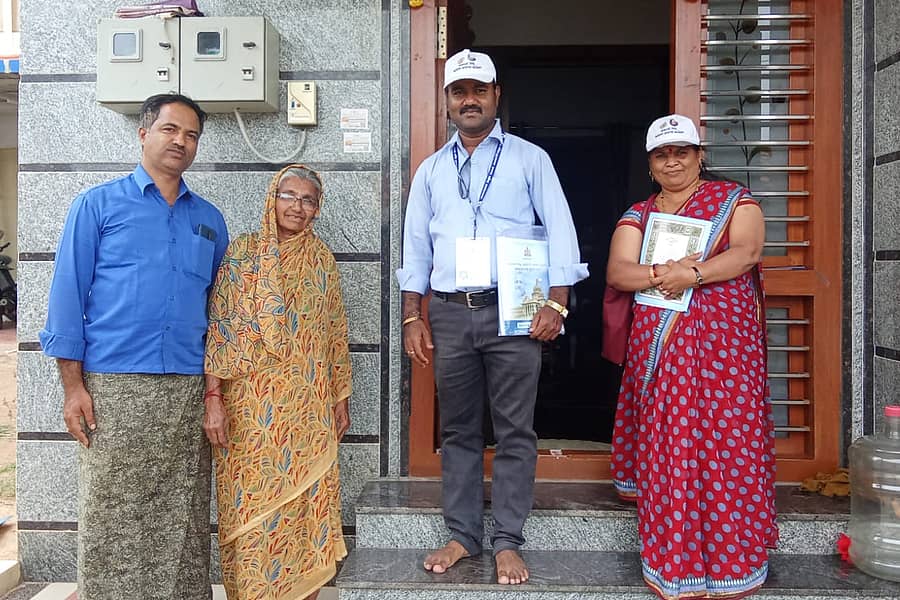 <div class="paragraphs"><p> ಜಾತಿವಾರು ಸಮೀಕ್ಷೆ ನಡೆಸುತ್ತಿರುವ ಸಮೀಕ್ಷಕರು </p></div>