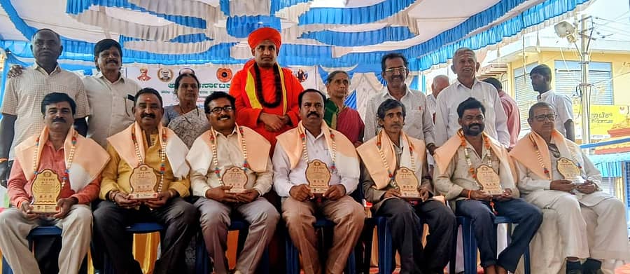 ವಿಜಯಪುರದಲ್ಲಿ ನಡೆದ ಕಾರ್ಯಕ್ರಮದಲ್ಲಿ ವಿವಿಧ ಕ್ಷೇತ್ರಗಳಲ್ಲಿ ಗಣನೀಯ ಸೇವೆ ಸಲ್ಲಿಸಿದವರಿಗೆ ವಿವಿಧ ಗಣ್ಯರ ಹೆಸರಿನಲ್ಲಿ ಪ್ರಶಸ್ತಿನೀಡಿ ಗೌರವಿಸಲಾಯಿತು.