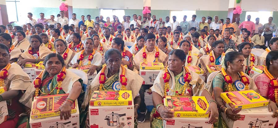 ಶಿಡ್ಲಘಟ್ಟದಲ್ಲಿ ನಡೆದ ಪೌರ ಕಾರ್ಮಿಕರ ದಿನಾಚರಣೆಯಲ್ಲಿ ಪೌರಕಾರ್ಮಿಕರನ್ನು ಗೌರವಿಸಲಾಯಿತು