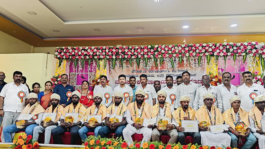 ನಂಜನಗೂಡಿನ ನಂದಿ ಕನ್ವೆನ್ಷನ್ ಹಾಲ್‌ನಲ್ಲಿ ನಗರಸಭೆ ಆಯೋಜಿಸಿದ್ದ ಪೌರಕಾರ್ಮಿಕರ ದಿನಾಚರಣೆ ಕಾರ್ಯಕ್ರಮದಲ್ಲಿ ಶಾಸಕ ದರ್ಶನ್ ಧ್ರುವನಾರಾಯಣ ಪೌರ ಕಾರ್ಮಿಕರನ್ನು ಸನ್ಮಾನಿಸಿದರು