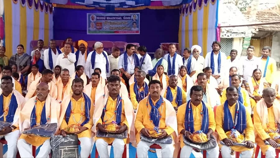 ರೋಣ ಪಟ್ಟಣದ ಪುರಸಭೆ ಆವರಣದಲ್ಲಿ ನಡೆದ ಪೌರಕಾರ್ಮಿಕರ ದಿನಾಚರಣೆ ಅಂಗವಾಗಿ ಪೌರಕಾರ್ಮಿಕರನ್ನು ಸನ್ಮಾನಿಸಲಾಯಿತು