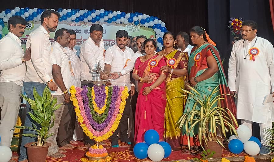 ಕೋಲಾರದಲ್ಲಿ ಮಂಗಳವಾರ ಪೌರಕಾರ್ಮಿಕರ ದಿನಾಚರಣೆಯನ್ನು ಶಾಸಕ ಕೊತ್ತೂರು ಮಂಜುನಾಥ್‌, ಸಂಸದ ಎಂ.ಮಲ್ಲೇಶ್‌ ಬಾಬು ಉದ್ಘಾಟಿಸಿದರು. ಲಕ್ಷ್ಮಿದೇವಿ, ಸಂಗೀತಾ, ಹನೀಫ್‌, ನವೀನ್‌ಚಂದ್ರ, ಶಿವಕುಮಾರ್‌, ನಗರಸಭೆ ಸದಸ್ಯರು ಪಾಲ್ಗೊಂಡಿದ್ದರು