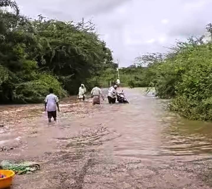 ದೇವರಹಿಪ್ಪರಗಿ ತಾಲ್ಲೂಕಿನ ಬಮ್ಮನಜೋಗಿ ಗ್ರಾಮದಿಂದ ಕೊಕಟನೂರ, ಬಮ್ಮನಜೋಗಿ ತಾಂಡಾ, ಇಬ್ರಾಹಿಂಪೂರ ಹಾಗೂ ತಾಂಡಾ, ಜಾಲವಾದ ಗ್ರಾಮಗಳಿಗೆ ಸಂಪರ್ಕ ಕಲ್ಪಿಸುವ ರಸ್ತೆಯಲ್ಲಿನ ತುಂಬಿ ಹರಿಯುತ್ತಿರುವ ಹಳ್ಳವನ್ನು  ಗ್ರಾಮಸ್ಥರು ದಾಟುತ್ತಿರುವುದು.