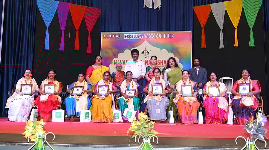 ಮೂಡುಬಿದಿರೆಯ ಎಕ್ಸಲೆಂಟ್ ಕಾಲೇಜಿನಲ್ಲಿ ಸೋಮವಾರ ನವರಾತ್ರಿ-ನವಶಕ್ತಿ ಕಾರ್ಯಕ್ರಮದಲ್ಲಿ ಒಂಬತ್ತು ಮಹಿಳೆಯರನ್ನು ಸನ್ಮಾನಿಸಲಾಯಿತು
