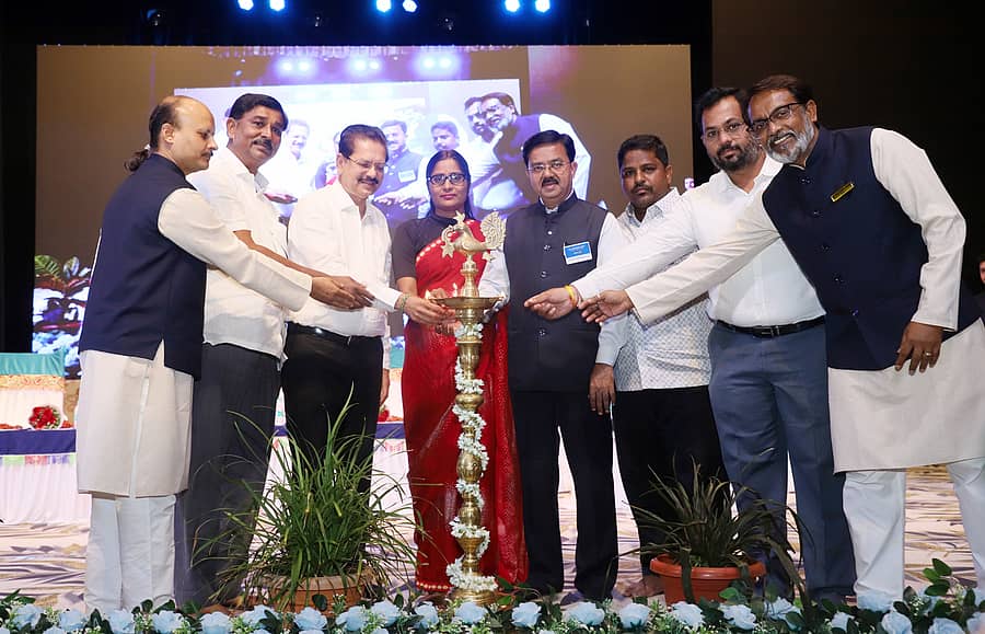 ರಾಯಚೂರಿನ ಪಂಡಿತ ಸಿದ್ಧರಾಮ ಜಂಬಲದಿನ್ನಿ ರಂಗ ಮಂದಿರದಲ್ಲಿ ಮಂಗಳವಾರ ಏರ್ಪಡಿಸಿದ್ದ ಉಚಿತ ಆಯುರ್ವೇದ ಆರೋಗ್ಯ ಶಿಬಿರವನ್ನು ಮಹಾನಗರ ಪಾಲಿಕೆ ಉಪ ಆಯುಕ್ತೆ ಸಂತೋಷರಾಣಿ ಉದ್ಘಾಟಿಸಿದರು. ತ್ರಿವಿಕ್ರಮ ಜೋಶಿ, ಮಲ್ಲಿಕಾರ್ಜುನ, ಗೌಸ್ಕುಮಾರ, ಕಮಲಕುಮಾರ ಜೈನ್ ಉಪಸ್ಥಿತರಿದ್ದರು