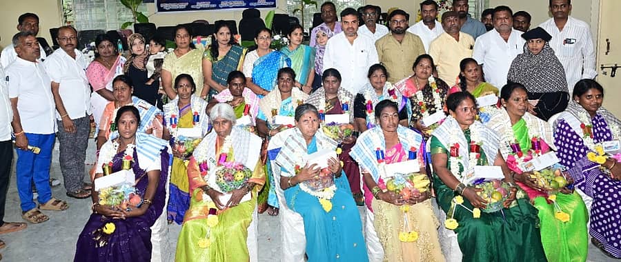 ಕುಣಿಗಲ್ ಪುರಸಭೆಯಲ್ಲಿ ನಡೆದ ಪೌರಕಾರ್ಮಿಕರ ದಿನಾಚರಣೆಯಲ್ಲಿ ಪೌರಕಾರ್ಮಿಕರನ್ನು ಸತ್ಕರಿಸಲಾಯಿತು