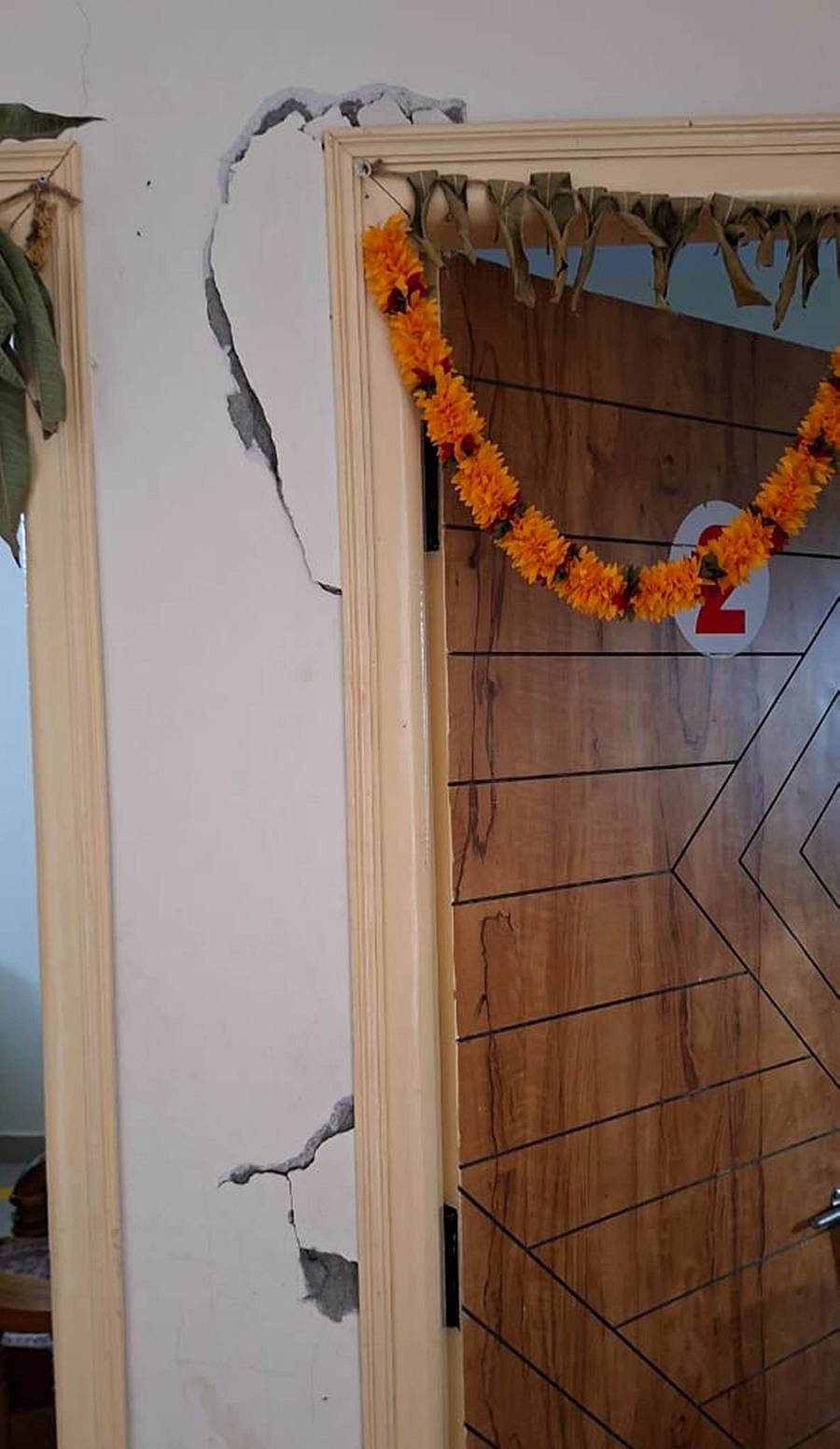 ಕಡೂರು ಪಟ್ಟಣದ ಸಾರಿಗೆ ಬಸ್ ಡಿಪೊ ಇರುವ ವಸತಿ ಗೃಹದಲ್ ಗೋಡೆ ಬಿರುಕು ಬಿಟ್ಟಿರುವುದು