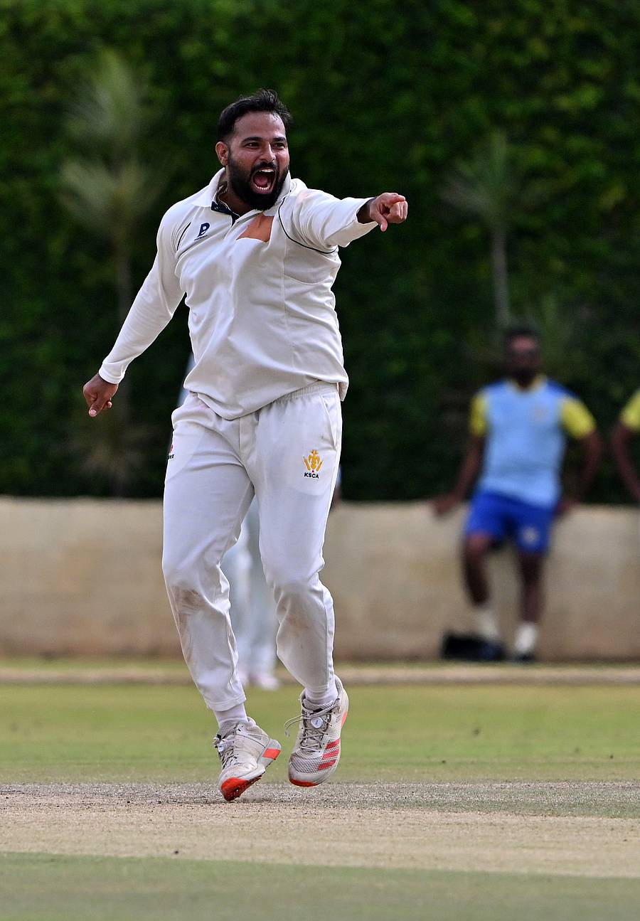 ನಾಲ್ಕು ವಿಕೆಟ್‌ ಪಡೆದ ಅಭಿಷೇಕ್‌ ಅಹ್ಲಾವತ್‌
ಪ್ರಜಾವಾಣಿ ಚಿತ್ರ: ಕೃಷ್ಣ ಕುಮಾರ್‌ ಪಿ.ಎಸ್.