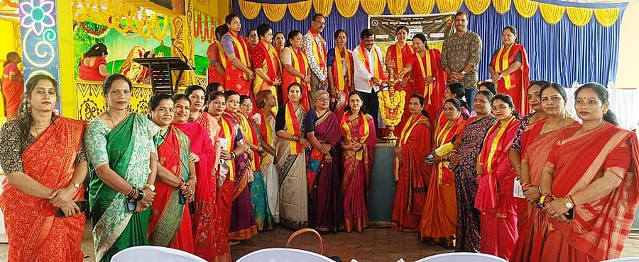 ಮೂಡಿಗೆರೆ ನವರಾತ್ರಿ ಉತ್ಸವದಲ್ಲಿ ಏರ್ಪಡಿಸಿದ್ದ ಮಹಿಳಾ ಗೋಷ್ಠಿಯನ್ನು ಕಸಾಪ ಜಿಲ್ಲಾ ಘಟಕದ ಅಧ್ಯಕ್ಷ ಸೂರಿ ಶ್ರೀನಿವಾಸ್ ಉದ್ಘಾಟಿಸಿದರು