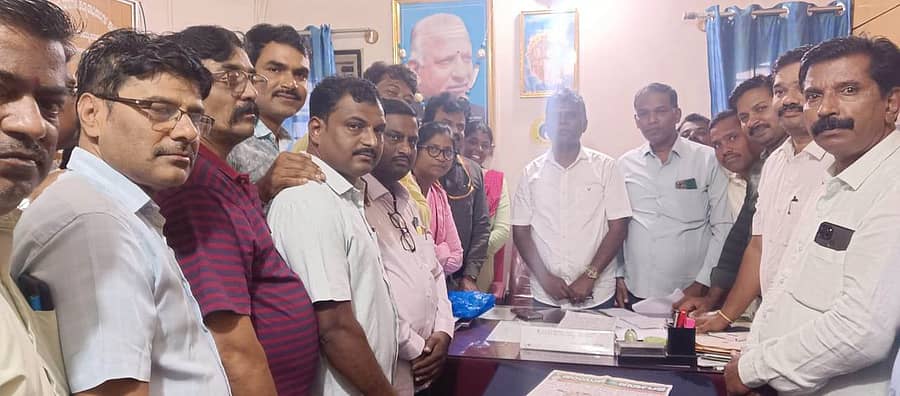 ಹಗರಿಬೊಮ್ಮನಹಳ್ಳಿಯಲ್ಲಿ ಪ್ರಾಥಮಿಕ ಶಾಲಾ ಶಿಕ್ಷಕರ ಸಂಘದವರು ಕ್ಷೇತ್ರ ಶಿಕ್ಷಣಾಧಿಕಾರಿ ಮೈಲೇಶ್ ಬೇವೂರ್ ಹಾಗೂ ಹಿಂದುಳಿದ ವರ್ಗಗಳ ಕಲ್ಯಾಣಾಧಿಕಾರಿ ಕೊಟ್ರೇಶ್ ನಾಯ್ಕ ಅವರಿಗೆ ಮನವಿ ಸಲ್ಲಿಸಿದರು