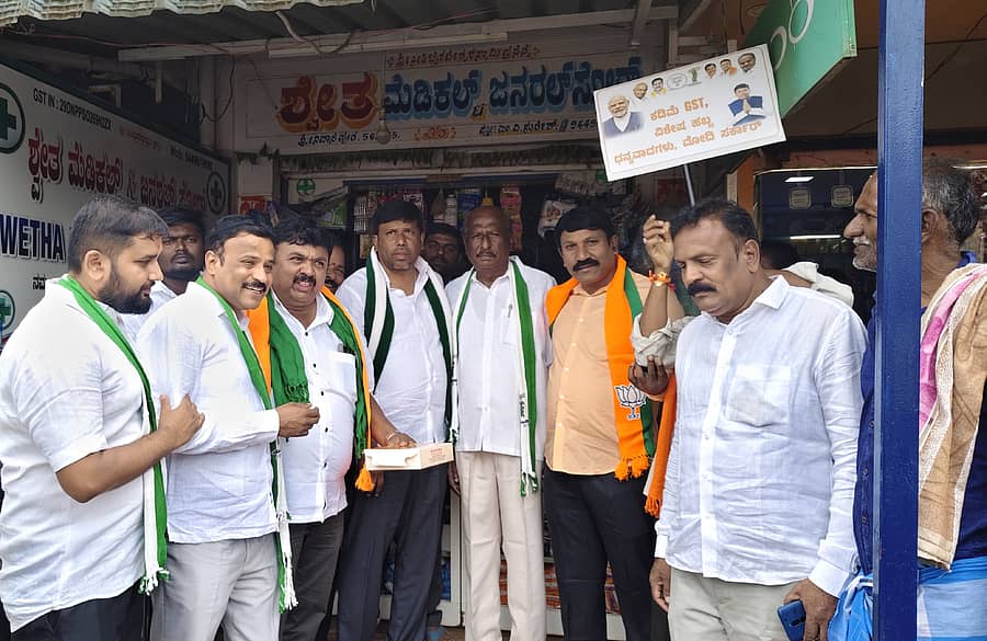 ಶ್ರೀನಿವಾಸಪುರದಲ್ಲಿ ಮಂಗಳವಾರ ಬಿಜೆಪಿ, ಜೆಡಿಎಸ್ ಮೈತ್ರಿಕೂಟದ ಮುಖಂಡರು ಅಂಗಡಿಗಳಿಗೆ ಭೇಟಿ ನೀಡಿ ಸಿಹಿ ಹಂಚಿದರು