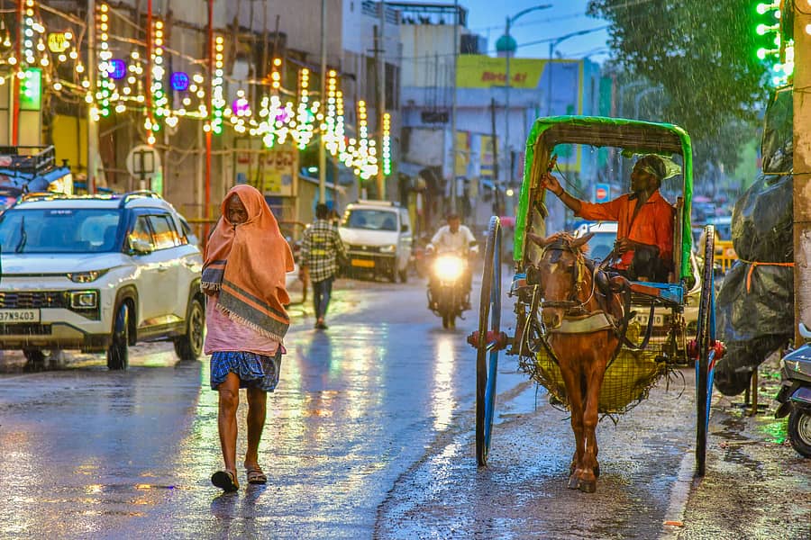 ಕೊಪ್ಪಳದಲ್ಲಿ ಮಂಗಳವಾರ ಸುರಿವ ಮಳೆಯ ನಡುವೆ ಹೊರಟ ಟಾಂಗಾವಾಲಾ –ಪ್ರಜಾವಾಣಿ ಚಿತ್ರ