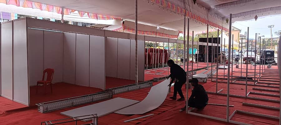 ಮಡಿಕೇರಿಯ ಗಾಂಧಿ ಮೈದಾನದಲ್ಲಿ ಮಂಗಳವಾರ ಕಾಫಿ ಮಳಿಗೆಗಳ ನಿರ್ಮಾಣ ಕಾರ್ಯ ಭರದಿಂದ ನಡೆಯಿತು